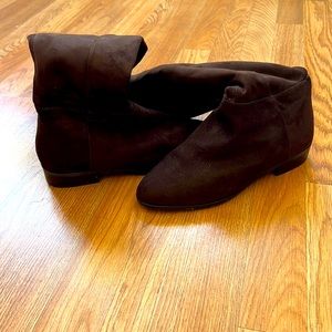 Knee high boot. Brown and used.